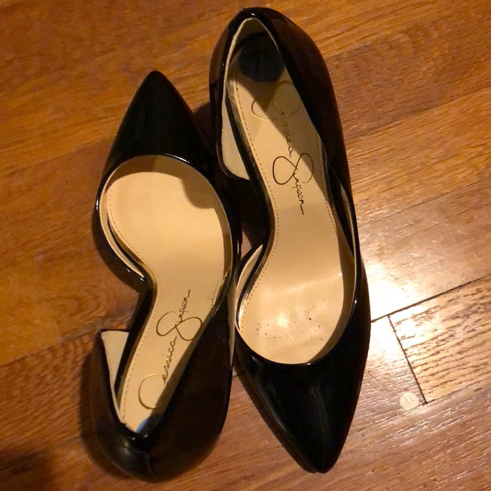 Black pumps